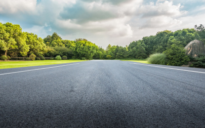 有着空旷路面平台的城市风光
