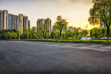 黄昏下露天无车空旷的停车场