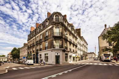 法国西部南特市街道旁的建筑