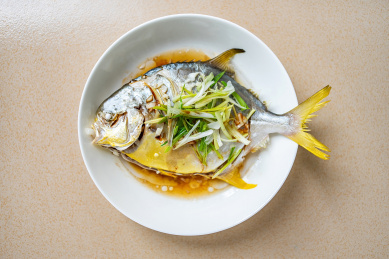 厨房台面上一道烹饪好的中国菜清蒸金昌鱼