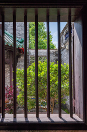 中国广东省佛山顺德鸣石花园旧式窗格景观