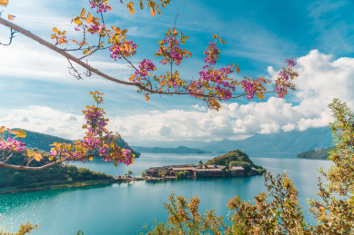 云南著名景点泸沽湖晴天自然风光