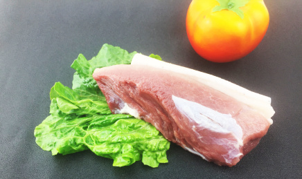 新鲜健康的黑猪肉特写照片