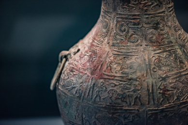 中国战国时期的历史文物狩猎纹铜壶特写