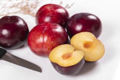 表皮紫红果肉深黄的夏季水果李子