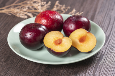 表皮紫红果肉深黄的夏季水果李子