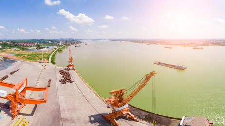 长沙望城区铜官港,港口有用于吊起重型货物的起重设备