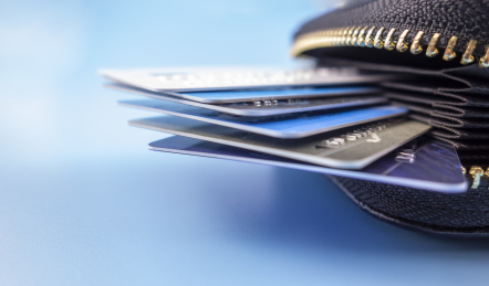 蓝色背景中叠放在一起的银行卡