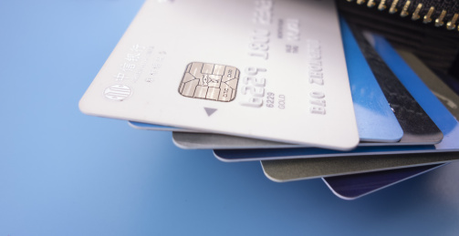 蓝色背景中叠放在一起的银行卡