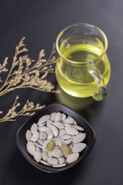 盛放在黑色碟子中的绿茶瓜子