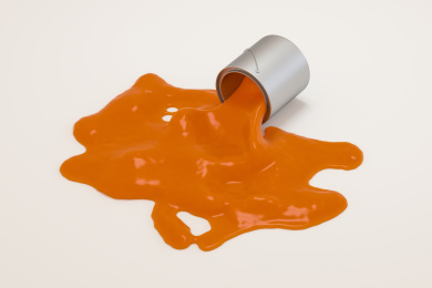 白色背景下倒下的桶装颜料桶，三维渲染