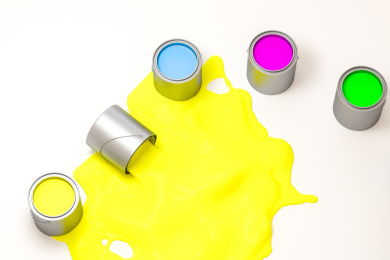 白色背景下倒下的桶装颜料桶，三维渲染