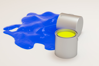 白色背景下倒下的桶装颜料桶，三维渲染