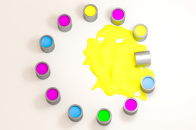 白色背景下倒下的桶装颜料桶，三维渲染