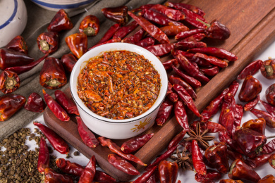 一碗纯手工制作的辣椒油和散落的红辣椒