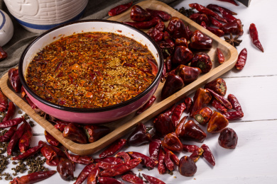 一碗纯手工制作的辣椒油和散落的红辣椒