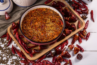 一碗纯手工制作的辣椒油和散落的红辣椒