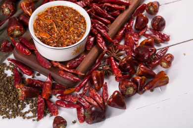 一碗纯手工制作的辣椒油和散落的红辣椒