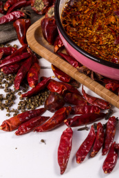 一碗纯手工制作的辣椒油和散落的红辣椒