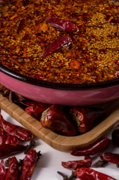 一碗纯手工制作的辣椒油和散落的红辣椒