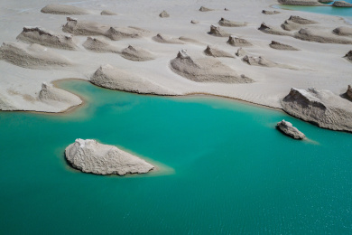 青海省柴达木盆地水上雅丹航拍
