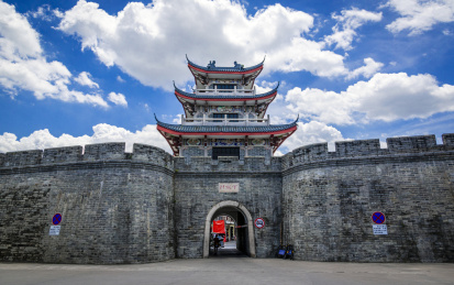 中国广东潮州古城墙下水门城楼外廓全景