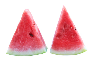 白底上两块切片的三角形西瓜