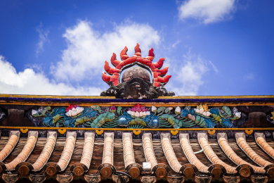 中国广东潮州古城开元寺进口门楼建筑屋脊石雕图案