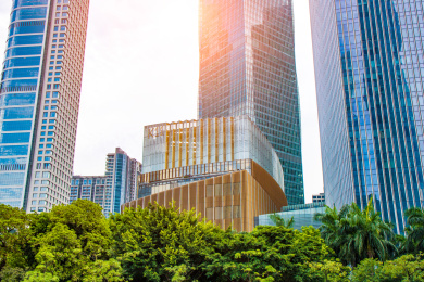 耀眼阳光照射下的摩登城市建筑