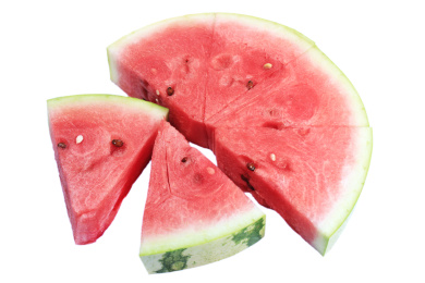 切好的半圆形拼盘西瓜和两片新鲜西瓜