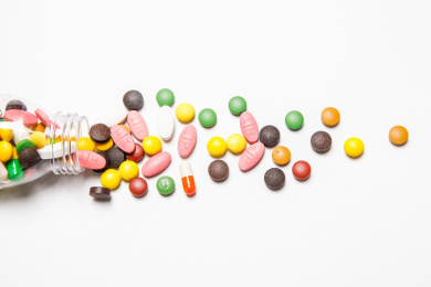 药片从瓶子里面倒出来