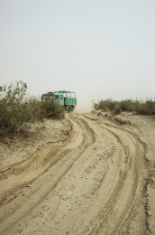 一辆越野卡车在简易公路上行驶