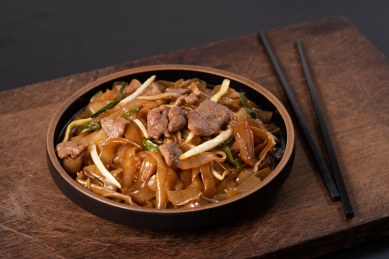 餐垫上的黑色盘子，盘子里的干炒牛河