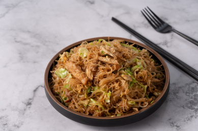 白色大理石桌面上的炒米粉