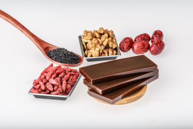 白背景上驴皮熬制的块状阿胶，中国传统中医药滋补品