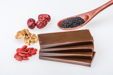 白背景上驴皮熬制的块状阿胶，中国传统中医药滋补品