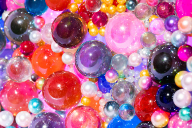 大大小小五彩缤纷的珠子堆叠在一起