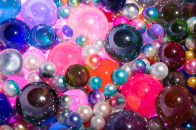 大大小小五彩缤纷的珠子堆叠在一起