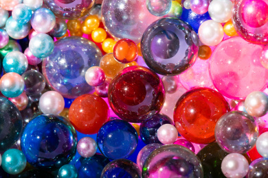 大大小小五彩缤纷的珠子堆叠在一起