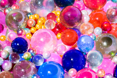 大大小小五彩缤纷的珠子堆叠在一起