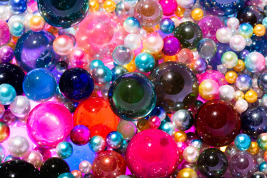 大大小小五彩缤纷的珠子堆叠在一起