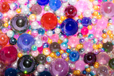 大大小小五彩缤纷的珠子堆叠在一起