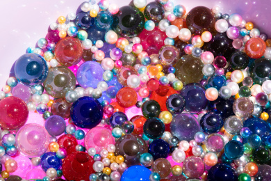 大大小小五彩缤纷的珠子堆叠在一起