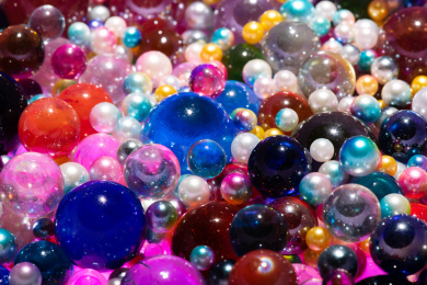 大大小小五彩缤纷的珠子堆叠在一起