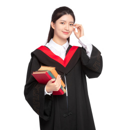 白色背景里，双手拿着书本的美丽东方美女