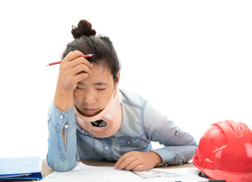 患有颈椎病的设计师工作空闲休息一下