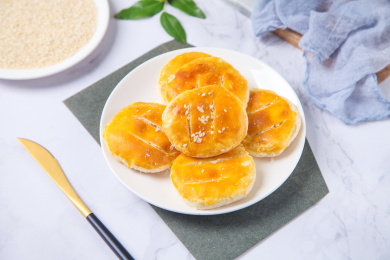 老婆饼装在白盘里