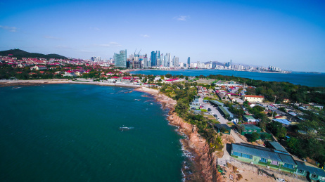 航拍青岛城市海岸线风光全景