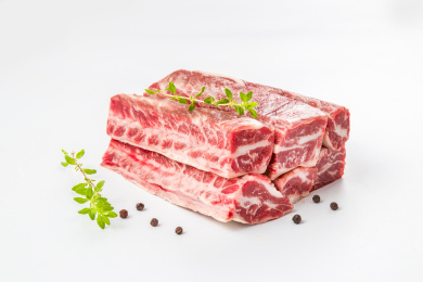 白色背景纸上的新鲜无骨牛肋条