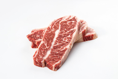 白色背景纸上的新鲜牛肉牛排